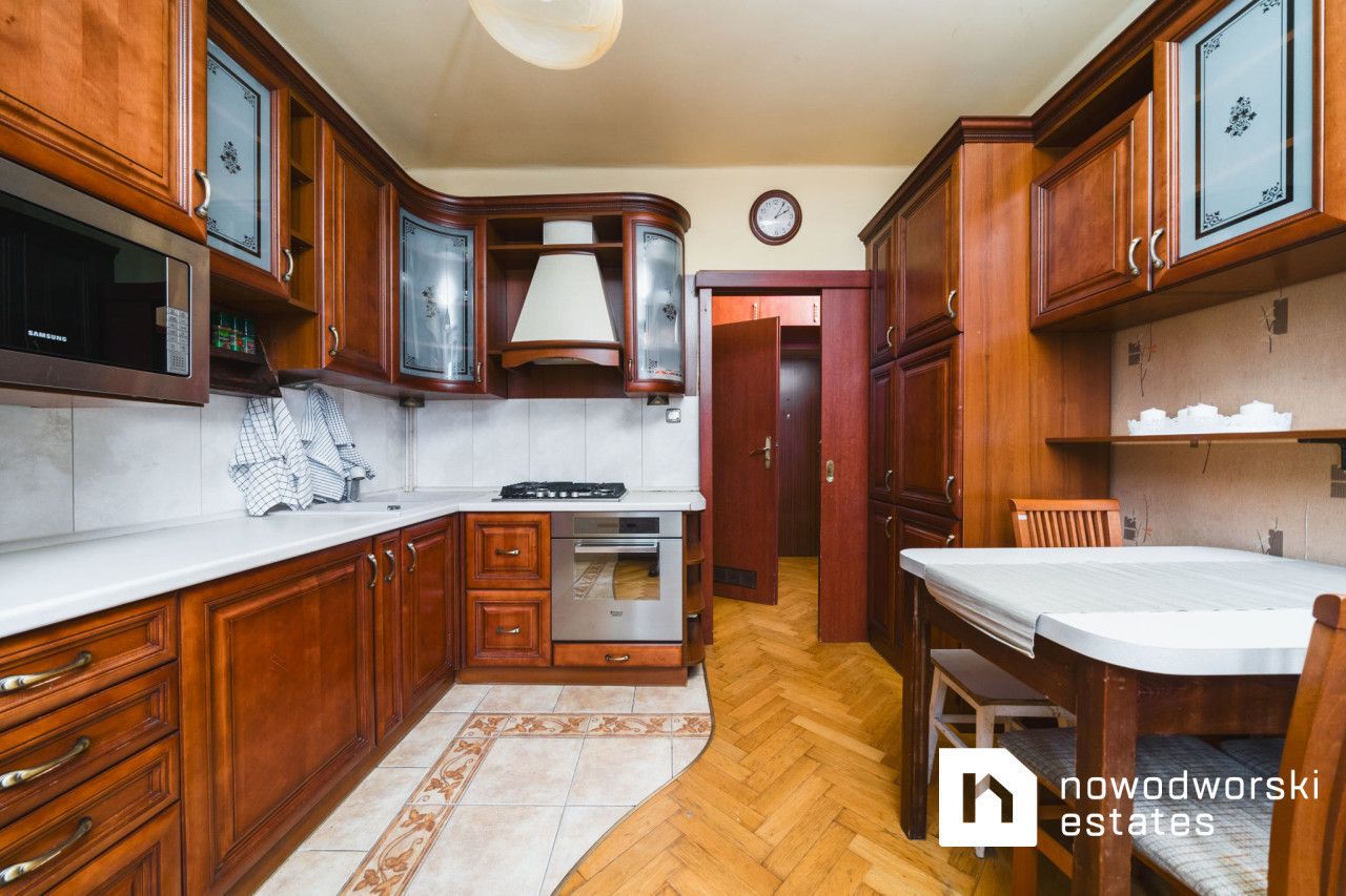 Urokliwa kawalerka w zabytkowym bloku oś Wandy - Mieszkanie - Sprzedaż - Kraków, Nowa Huta