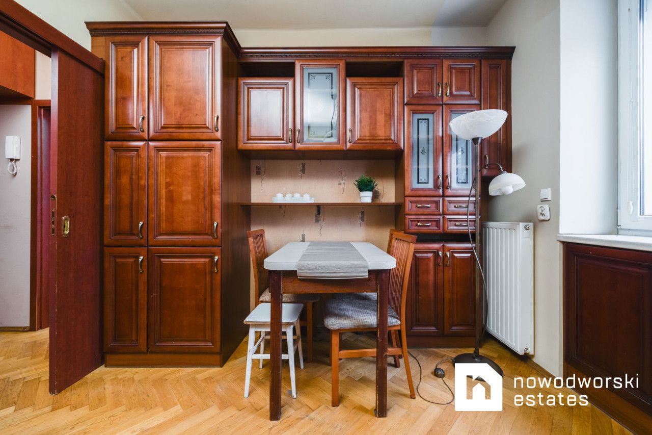Urokliwa kawalerka w zabytkowym bloku oś Wandy - Mieszkanie - Sprzedaż - Kraków, Nowa Huta