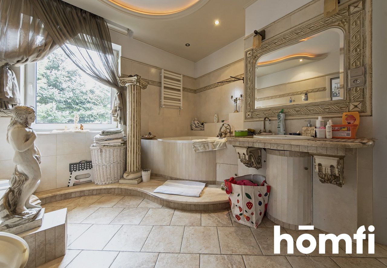 A UNIQUE RESIDENCE WITH ITS OWN POND, SWIMMING POOL, GARAGES AND GUEST HOUSES - Дім - Продаж - Bydgoski, Dobrcz / Nekla