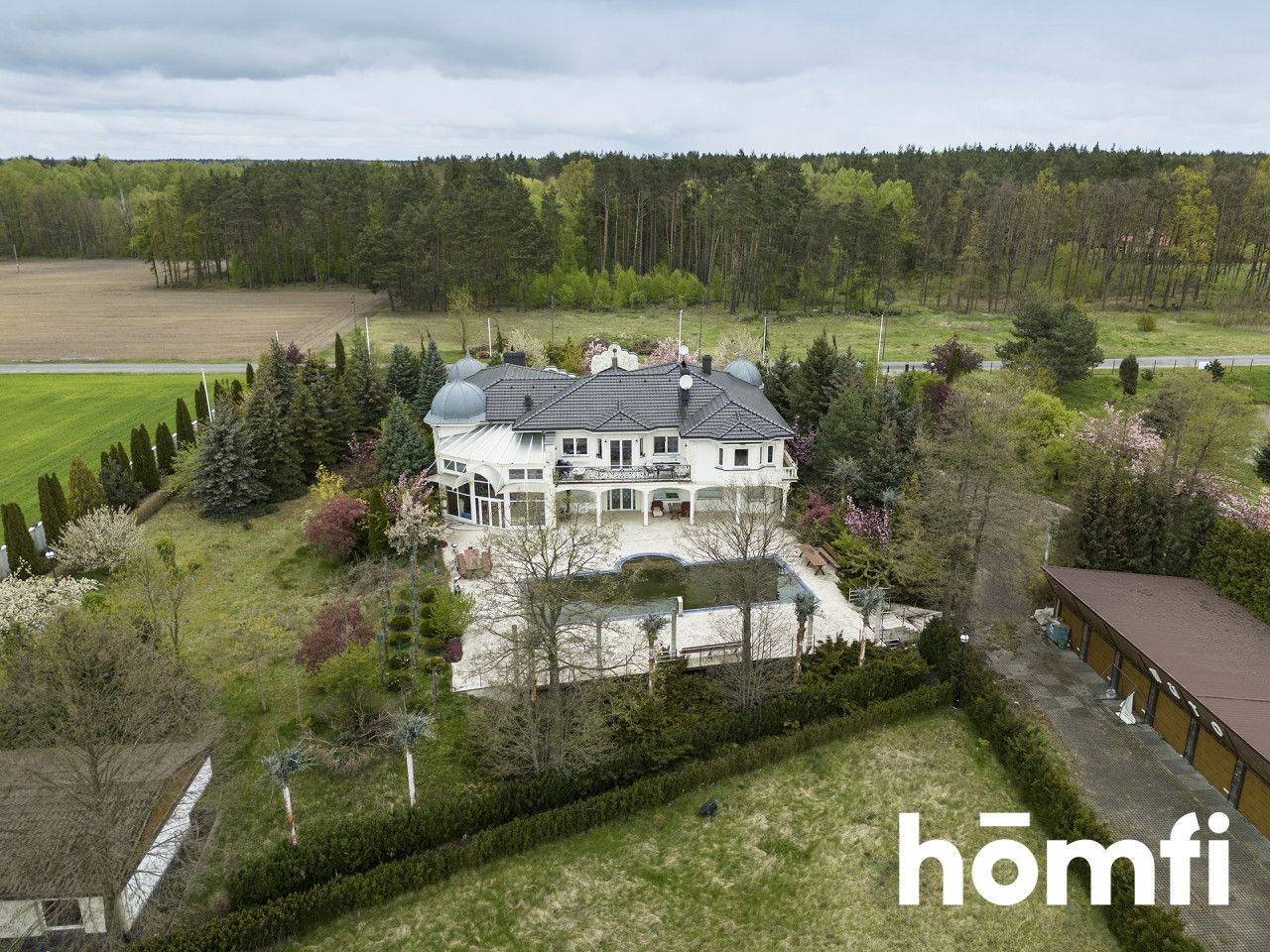A UNIQUE RESIDENCE WITH ITS OWN POND, SWIMMING POOL, GARAGES AND GUEST HOUSES - Дім - Продаж - Bydgoski, Dobrcz / Nekla