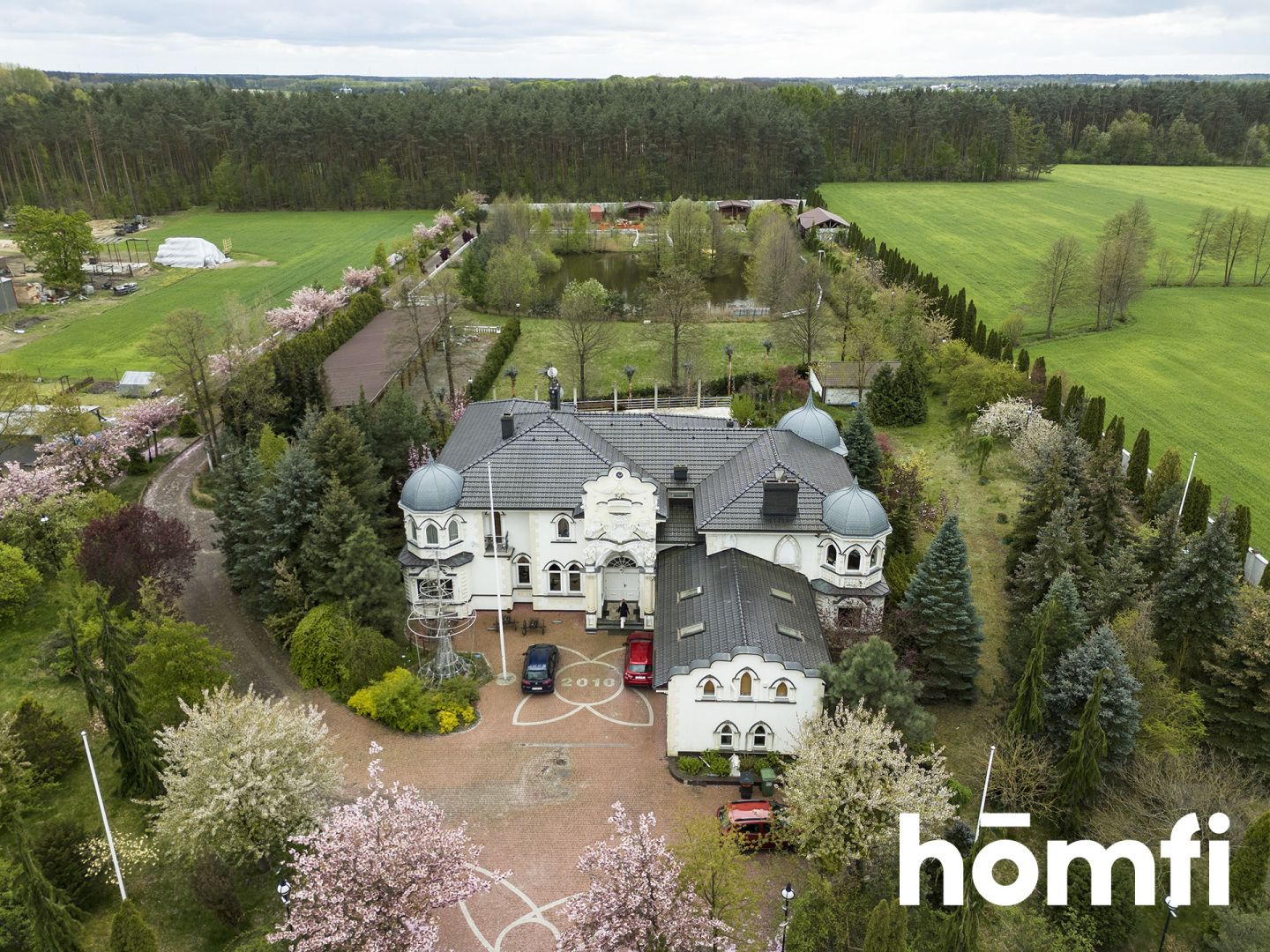 A UNIQUE RESIDENCE WITH ITS OWN POND, SWIMMING POOL, GARAGES AND GUEST HOUSES - Дім - Продаж - Bydgoski, Dobrcz / Nekla