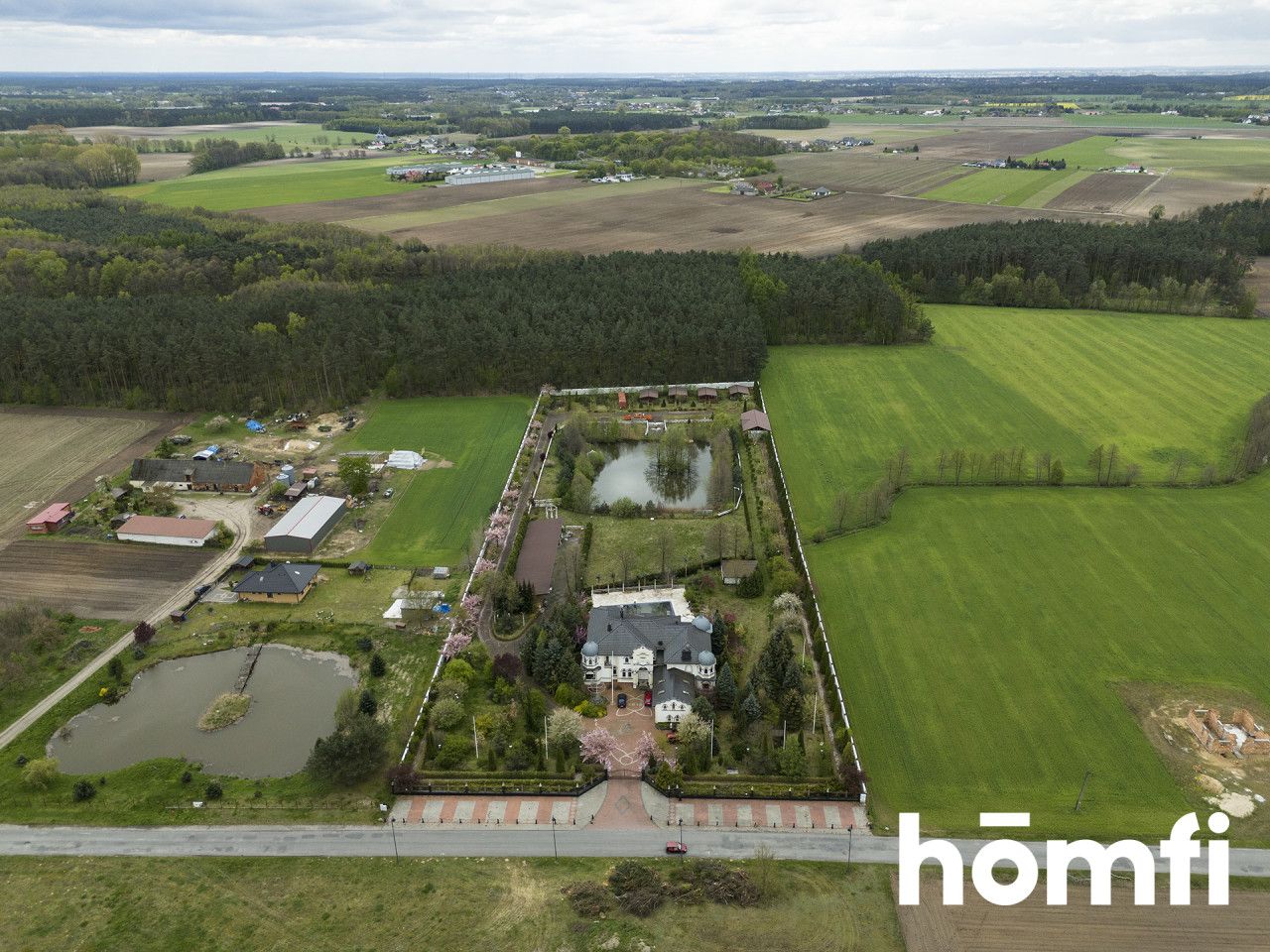 A UNIQUE RESIDENCE WITH ITS OWN POND, SWIMMING POOL, GARAGES AND GUEST HOUSES - Дім - Продаж - Bydgoski, Dobrcz / Nekla