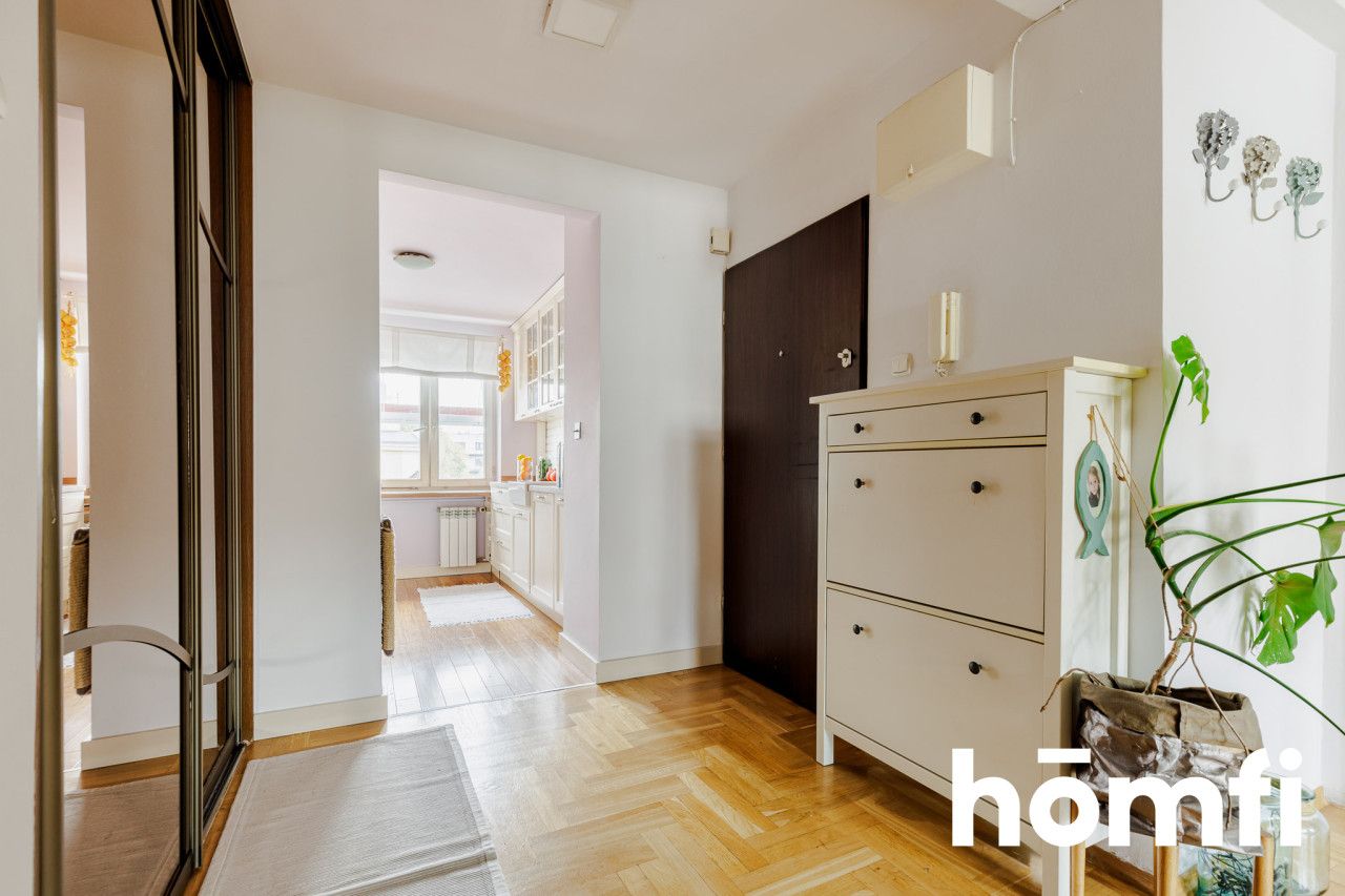 Dwupoziomowe, bardzo wysokie umeblowane mieszkanie położone w centrum Warszawy - Mieszkanie - Sprzedaż - Warszawa, Wola