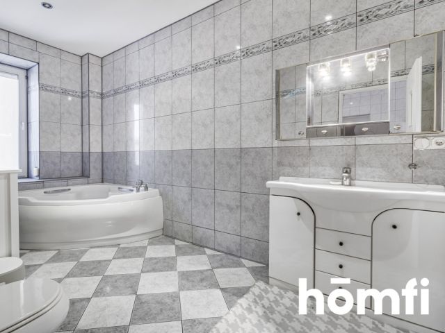 Spacious house in an excellent location - Дім - Продаж - Kielce, Centrum