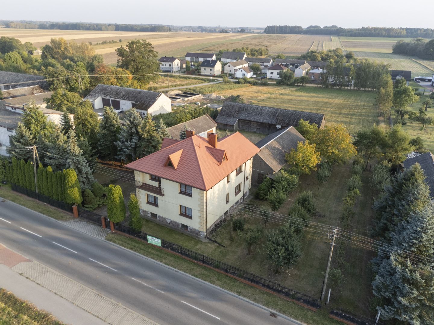 Przestronny dom z obszerną działką - Dom - Sprzedaż - Radomski, Zakrzew / Jaszowice