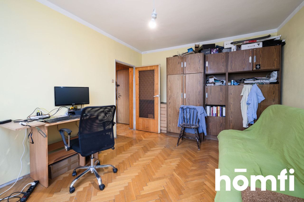 A three-room apartment with a separate kitchen and a balcony in need of renovation in a very good location - Apartment - Sale - Kraków, Nowa Huta