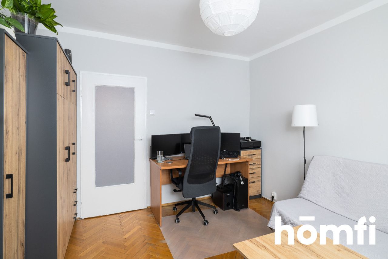 A three-room apartment with a separate kitchen and a balcony in need of renovation in a very good location - Apartment - Sale - Kraków, Nowa Huta