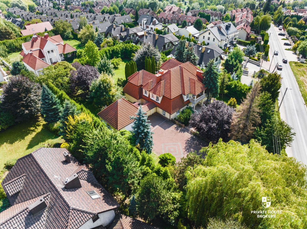 A luxurious residence of 387m² on a spacious plot - Будинок - Продаж - Krakowski, Zielonki