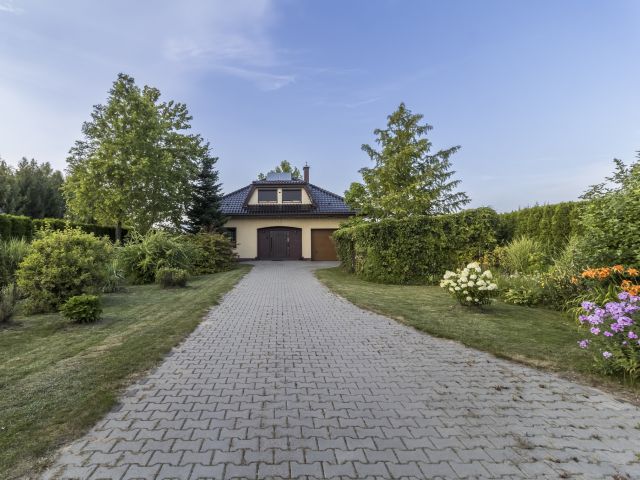 DOM Z MALOWNICZĄ DZIAŁKĄ W NIEPOWTARZALNYM STYLU - Dom - Sprzedaż - Radomski, Zakrzew / Wacyn