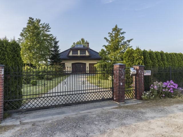 DOM Z MALOWNICZĄ DZIAŁKĄ W NIEPOWTARZALNYM STYLU - Dom - Sprzedaż - Radomski, Zakrzew / Wacyn