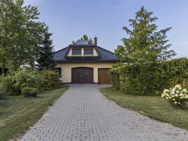 DOM Z MALOWNICZĄ DZIAŁKĄ W NIEPOWTARZALNYM STYLU - Dom - Sprzedaż - Radomski, Zakrzew / Wacyn