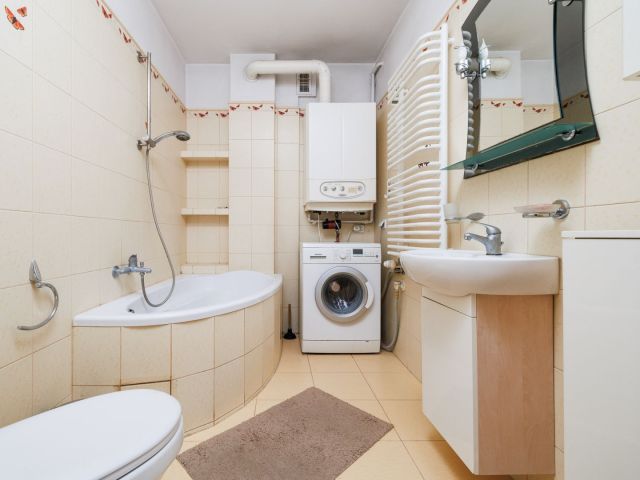 A two-room apartment with a large balcony and a storage room located in Krakow on Na Zielonki Street - Квартира - Продаж - Kraków, Krowodrza / Prądnik Biały