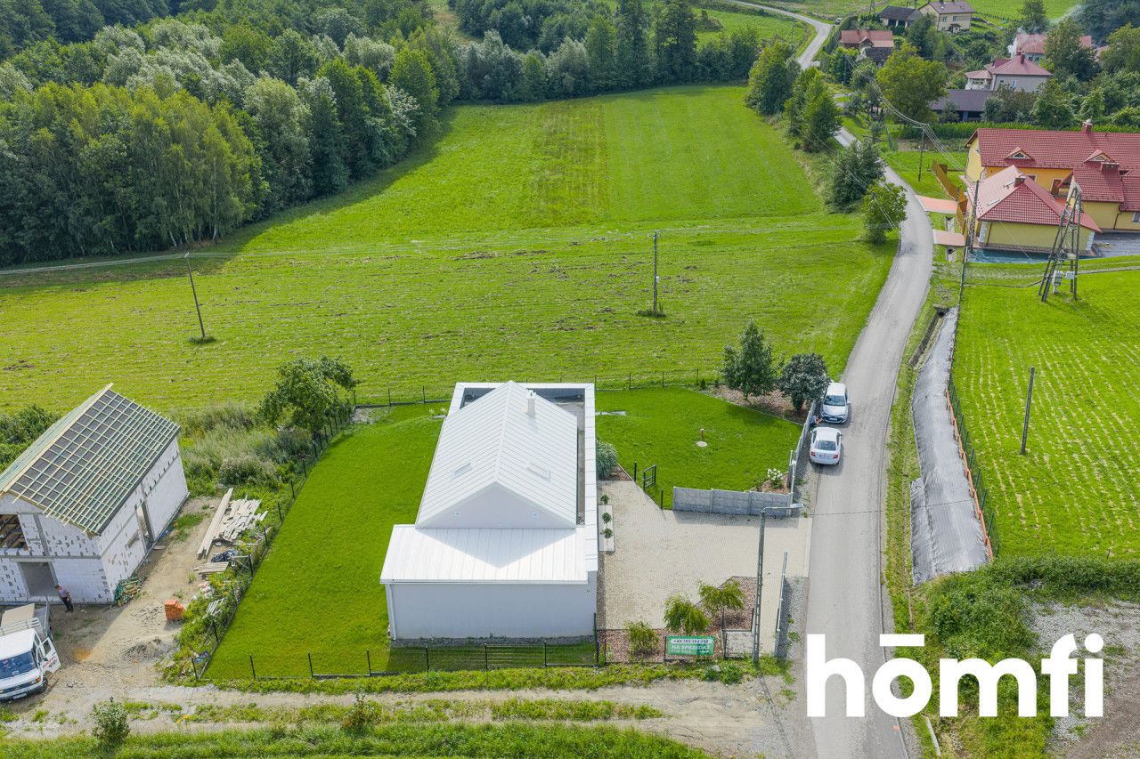 Pięknie położony parterowy dom, 2 km od granicy Rzeszowa. Garaż, klimatyzacja, rekuperacja, 6 pokoi (4 sypialnie i 2 salony) - Dom - Sprzedaż - Rzeszowski, Lubenia / Siedliska