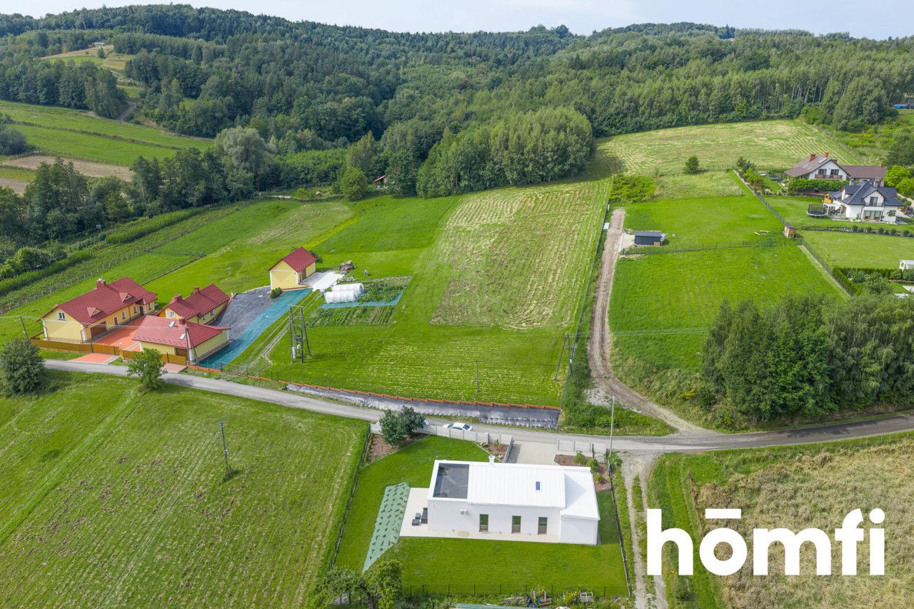 Pięknie położony parterowy dom, 2 km od granicy Rzeszowa. Garaż, klimatyzacja, rekuperacja, 6 pokoi (4 sypialnie i 2 salony) - Dom - Sprzedaż - Rzeszowski, Lubenia / Siedliska