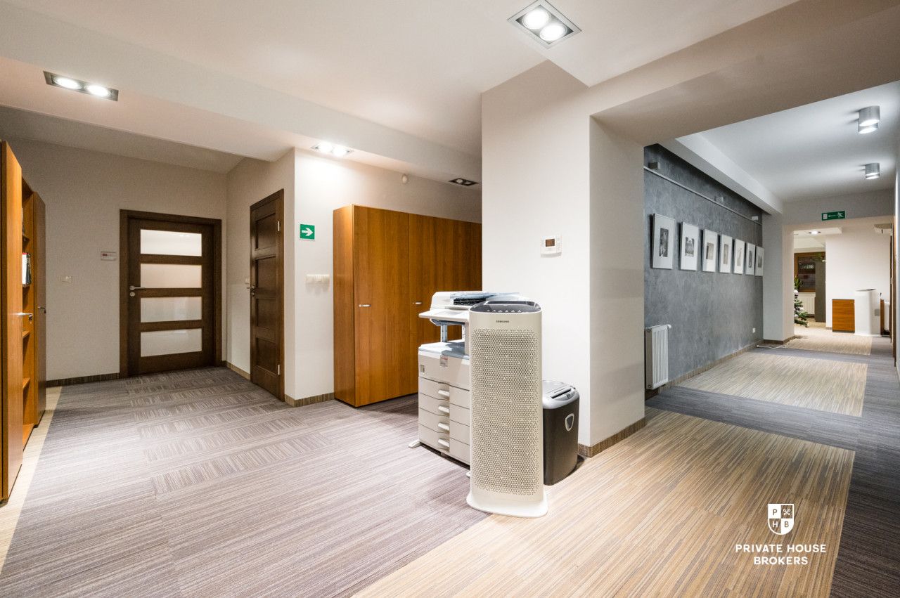 Office Building in Bronowice with adjacent Plot | Expansion and New Investment Potential - Комерційне приміщення - Продаж - Kraków, Krowodrza / Bronowice