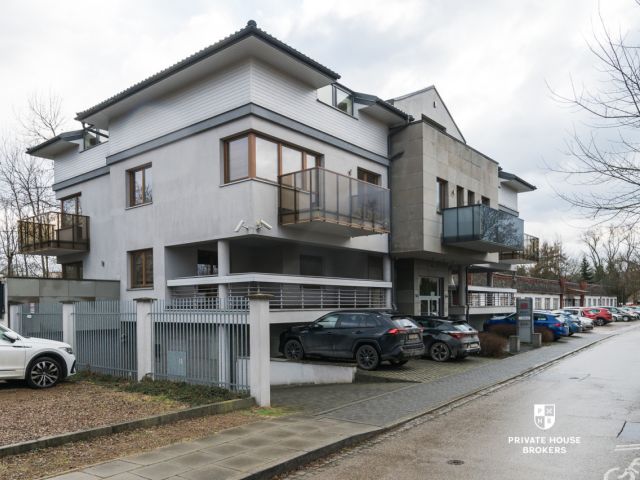 Office Building in Bronowice with adjacent Plot | Expansion and New Investment Potential - Commercial premises - Sale - Kraków, Krowodrza / Bronowice