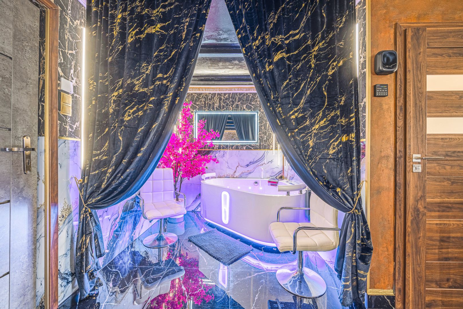 Na sprzedaż hotel z basenem, sauną, jacuzzi, grotą solną i restauracją w Rzeszowie - Lokal użytkowy - Sprzedaż - Rzeszów, Budziwój