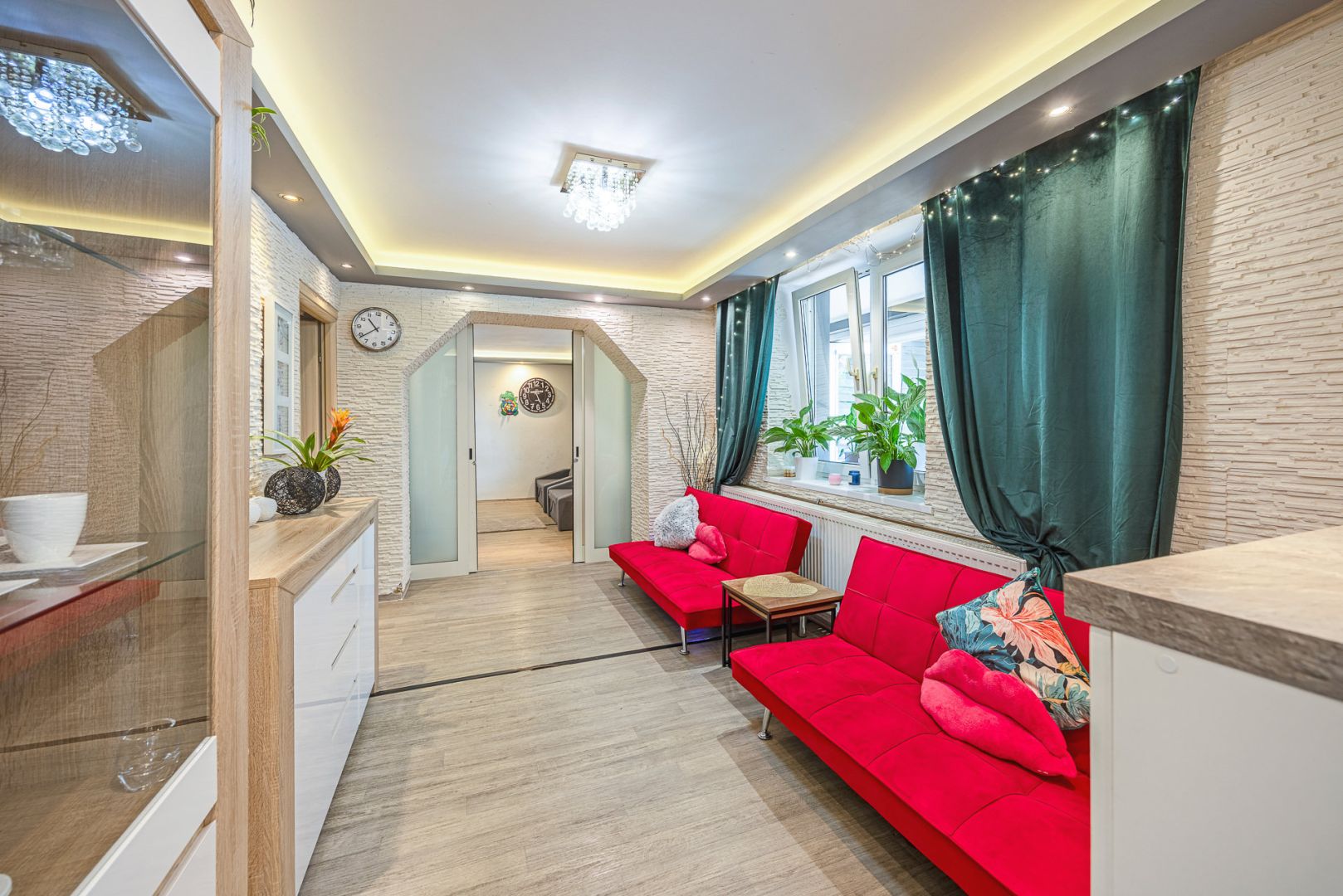 Hotel with a swimming pool, sauna, jacuzzi, salt cave and restaurant in Rzeszów - Комерційне приміщення - Продаж - Rzeszów, Budziwój