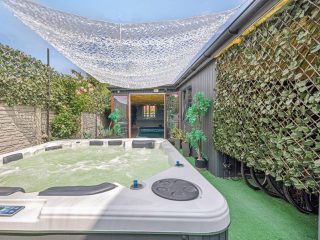 Na sprzedaż hotel z basenem, sauną, jacuzzi, grotą solną i restauracją w Rzeszowie - Lokal użytkowy - Sprzedaż - Rzeszów, Budziwój