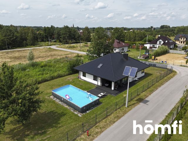 Rodzinny dom z basenem w leśnej okolicy - Dom - Sprzedaż - Białobrzeski, Stromiec