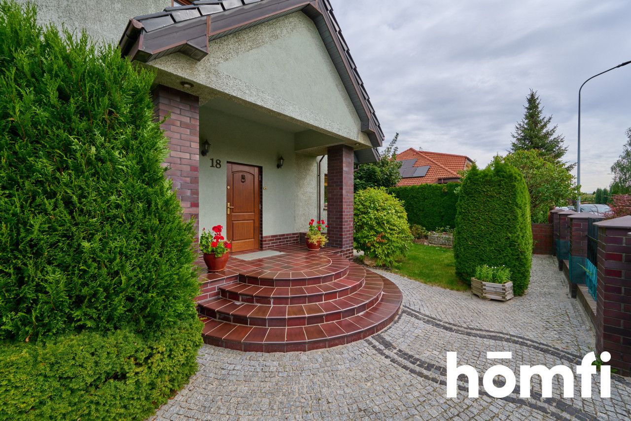 Smolec – well-maintained 170 m² detached house with solar panels, beautiful garden, 32.5 m² garage, ready to move-in with no additional costs - Дім - Продаж - Wrocławski, Kąty Wrocławskie / Smolec