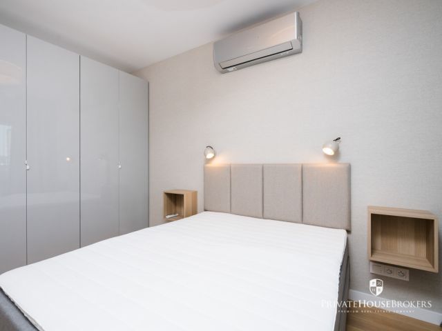 Finished to a high standard one-bedroom apartment with view over Vistula river and Forum Hotel |Barska street - Apartment - Rent - Kraków, Podgórze / Dębniki