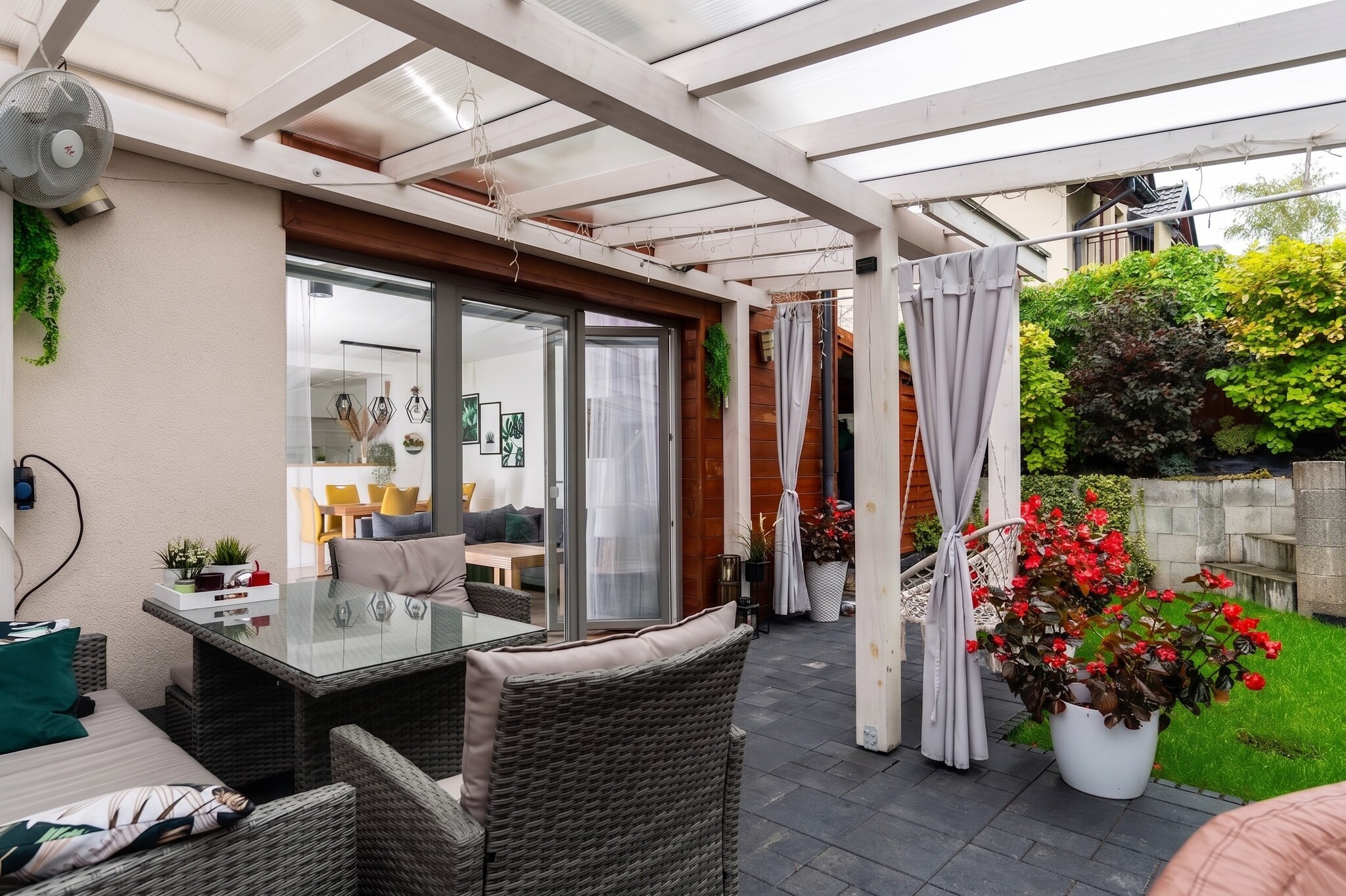 A three-bedroom corner terraced house with a beautiful garden located in a gated community in Bibicee - Дім - Продаж - Krakowski, Zielonki / Bibice
