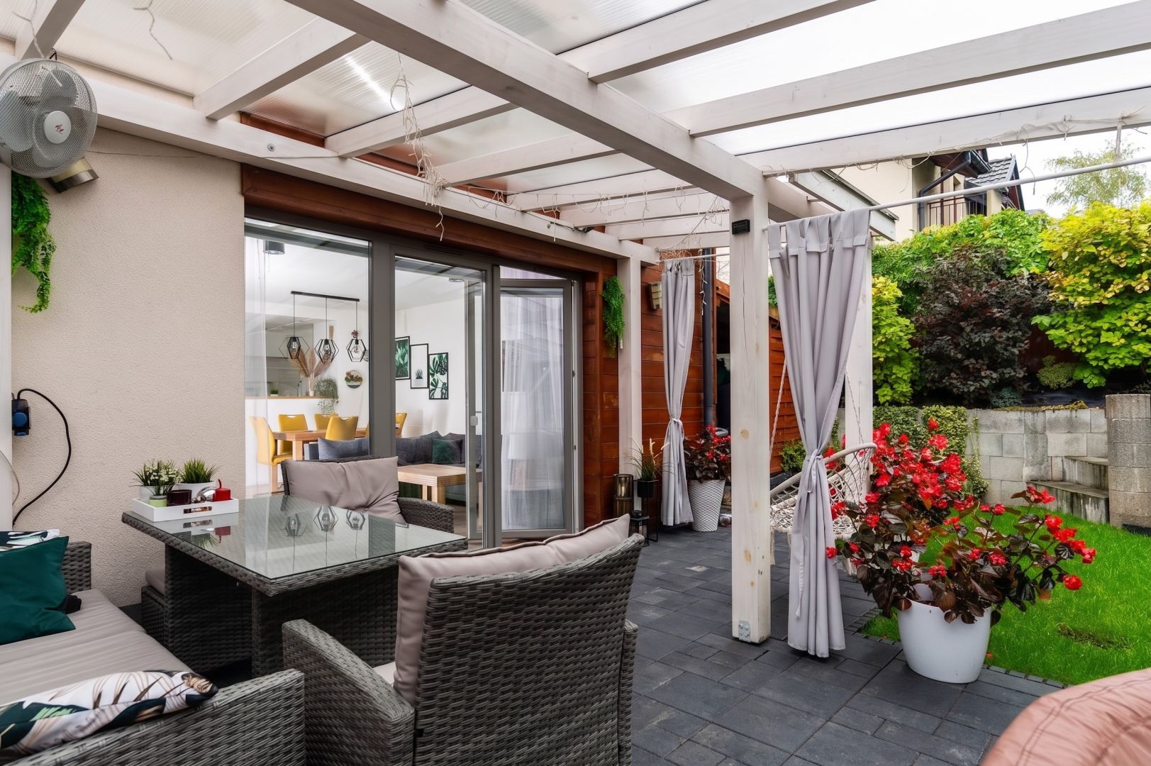 A three-bedroom corner terraced house with a beautiful garden located in a gated community in Bibicee - Дім - Продаж - Krakowski, Zielonki / Bibice