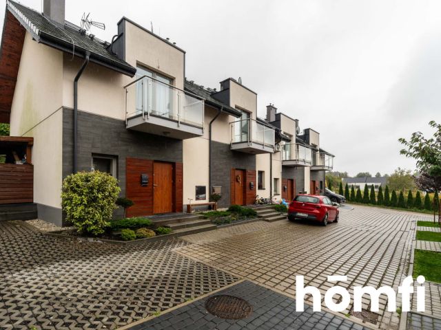 Szeregowy dom narożny z trzema sypialniami i pięknym ogródkiem znajdujący się na zamkniętym osiedlu w Bibicach - Dom - Sprzedaż - Krakowski, Zielonki / Bibice