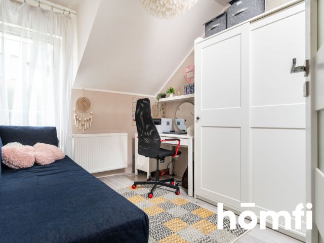 Szeregowy dom narożny z trzema sypialniami i pięknym ogródkiem znajdujący się na zamkniętym osiedlu w Bibicach - Dom - Sprzedaż - Krakowski, Zielonki / Bibice