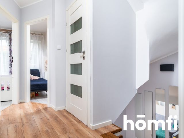 Szeregowy dom narożny z trzema sypialniami i pięknym ogródkiem znajdujący się na zamkniętym osiedlu w Bibicach - Dom - Sprzedaż - Krakowski, Zielonki / Bibice