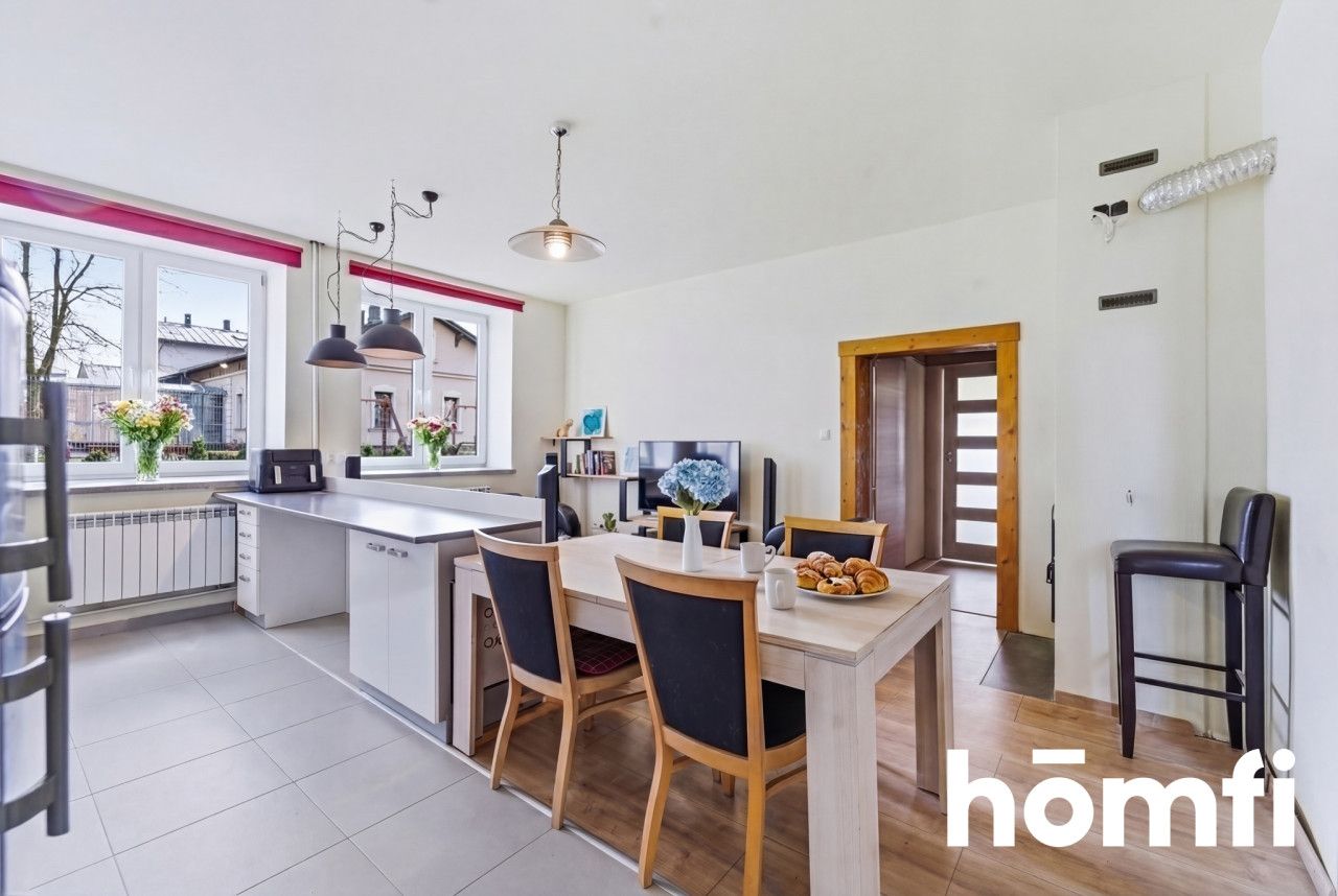 Przestronne mieszkanie na parterze z prywatnym ogródkiem 100 m², kominkiem oraz dodatkową przestrzenią do przechowywania - Mieszkanie - Sprzedaż - Żywiecki, Żywiec