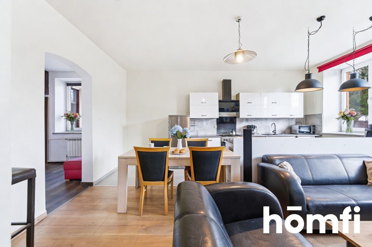 Przestronne mieszkanie na parterze z prywatnym ogródkiem 100 m², kominkiem oraz dodatkową przestrzenią do przechowywania - Mieszkanie - Sprzedaż - Żywiecki, Żywiec