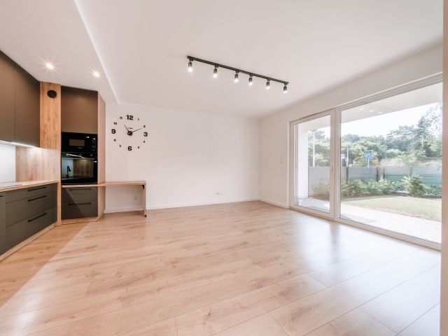42 m² with a garden and parking. Winter Retreat - Квартира - Продаж - Toruń, Stawki