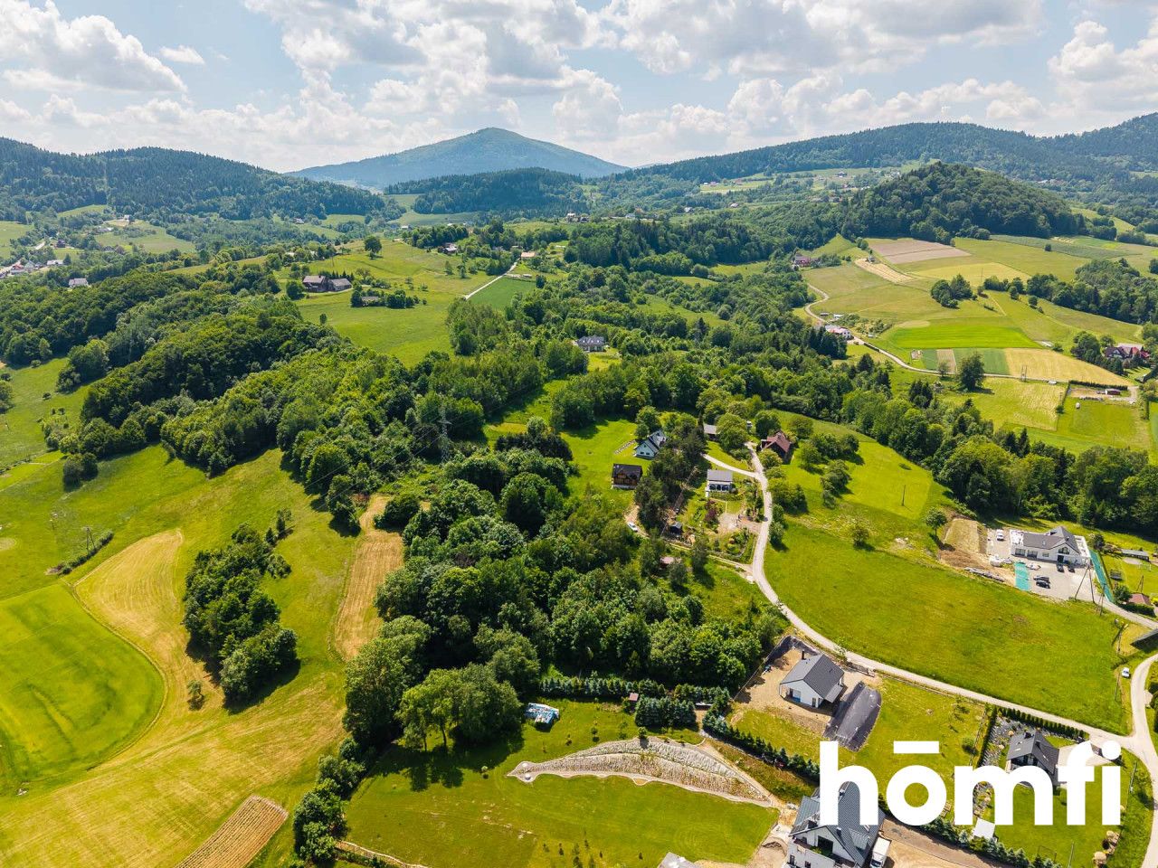 A charming, year-round wooden house for sale on a large, 45-are plot surrounded by meadows, forests, and fields! Ideal as a getaway from the city or for tourist rental (currently functioning in short-term rental - rating 9.9/10 on booking) | Skrzydlna | Dobra commune | Limanowa county. - House - Sale - Limanowski, Dobra / Skrzydlna