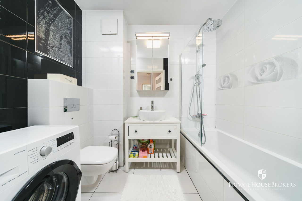 A sunny and spacious apartment located in a green area Czyżyny|parking for residents on the groundfloor - Apartment - Rent - Kraków, Nowa Huta / Czyżyny