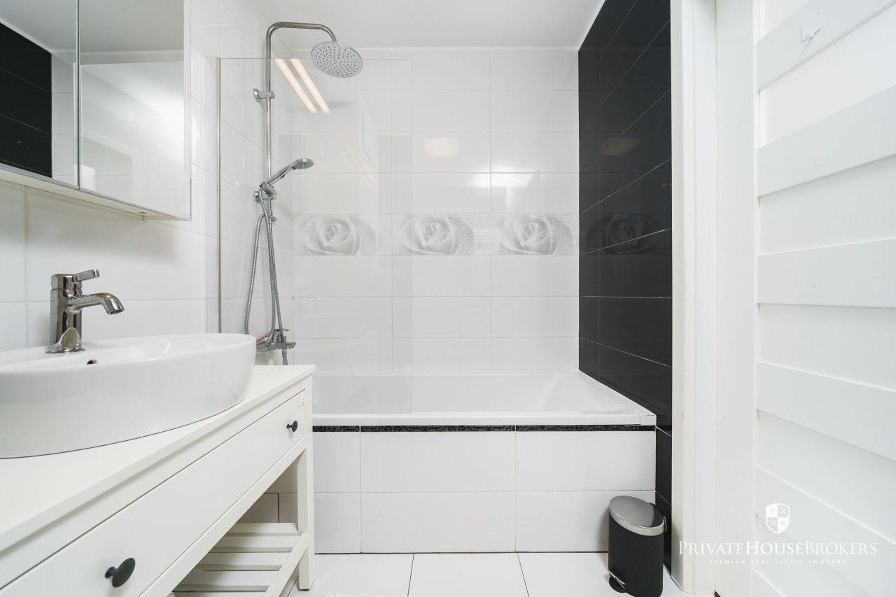 A sunny and spacious apartment located in a green area Czyżyny|parking for residents on the groundfloor - Apartment - Rent - Kraków, Nowa Huta / Czyżyny