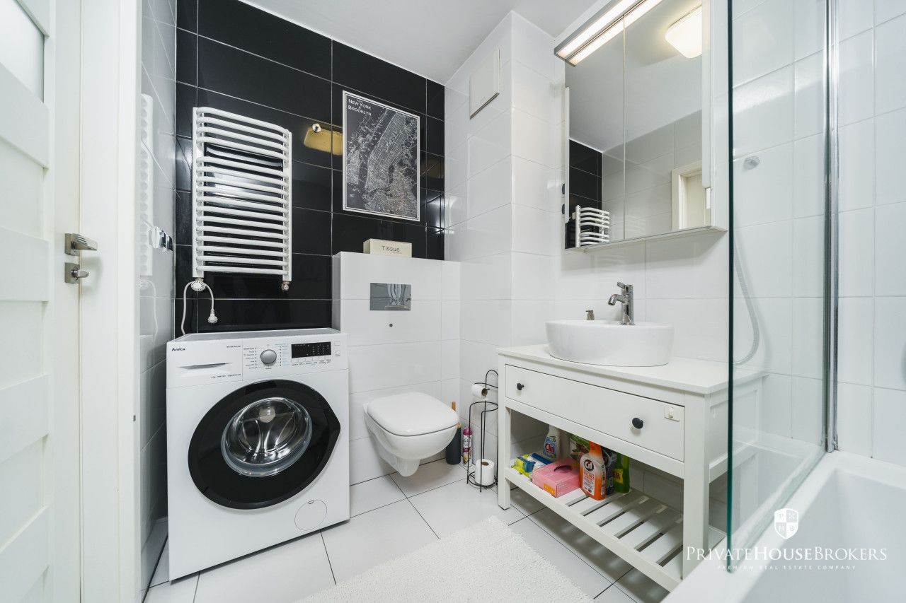 A sunny and spacious apartment located in a green area Czyżyny|parking for residents on the groundfloor - Apartment - Rent - Kraków, Nowa Huta / Czyżyny