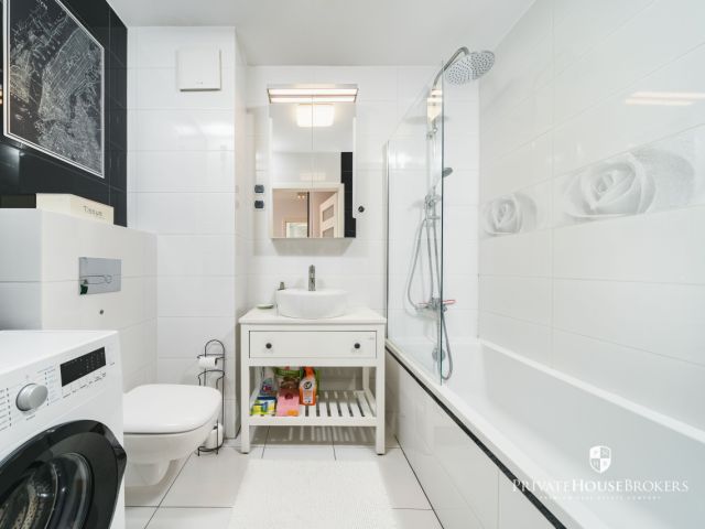 A sunny and spacious apartment located in a green area Czyżyny|parking for residents on the groundfloor - Apartment - Rent - Kraków, Nowa Huta / Czyżyny