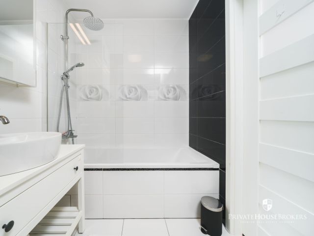 A sunny and spacious apartment located in a green area Czyżyny|parking for residents on the groundfloor - Apartment - Rent - Kraków, Nowa Huta / Czyżyny