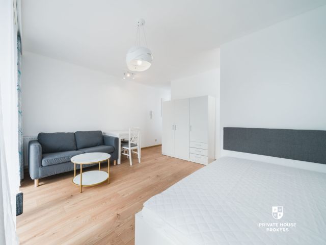 A bright studio 28m2 with a double bed at Stańczyka Street - Osiedle KRK - Apartment - Rent - Kraków, Krowodrza / Bronowice