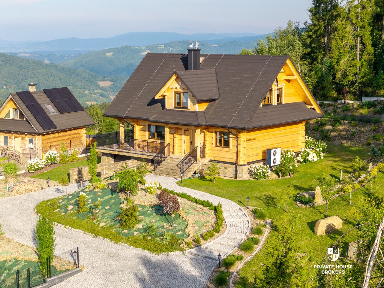 Feel the mountain magic! Exclusive log villa in Gorce: sauna, scenic terrace, Smart Home - House - Sale - Limanowski, Kamienica