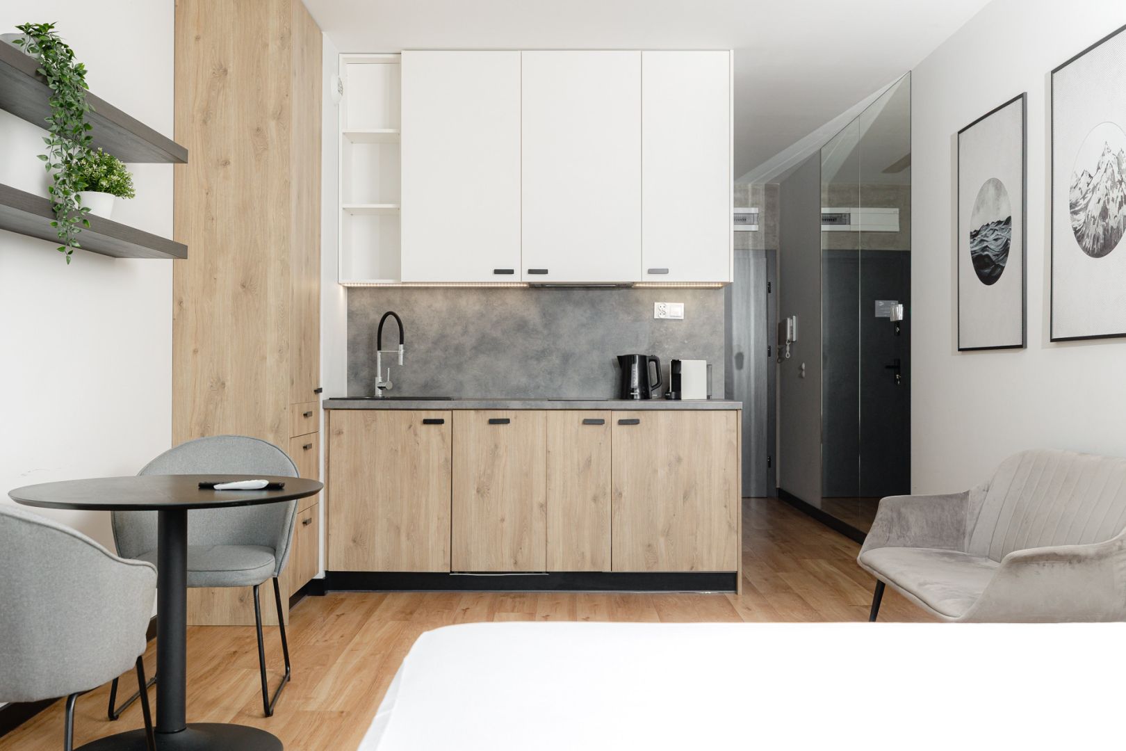 Studio apartment with a balcony and internet, close to the city center. - Apartment - Rent - Wrocław, Śródmieście