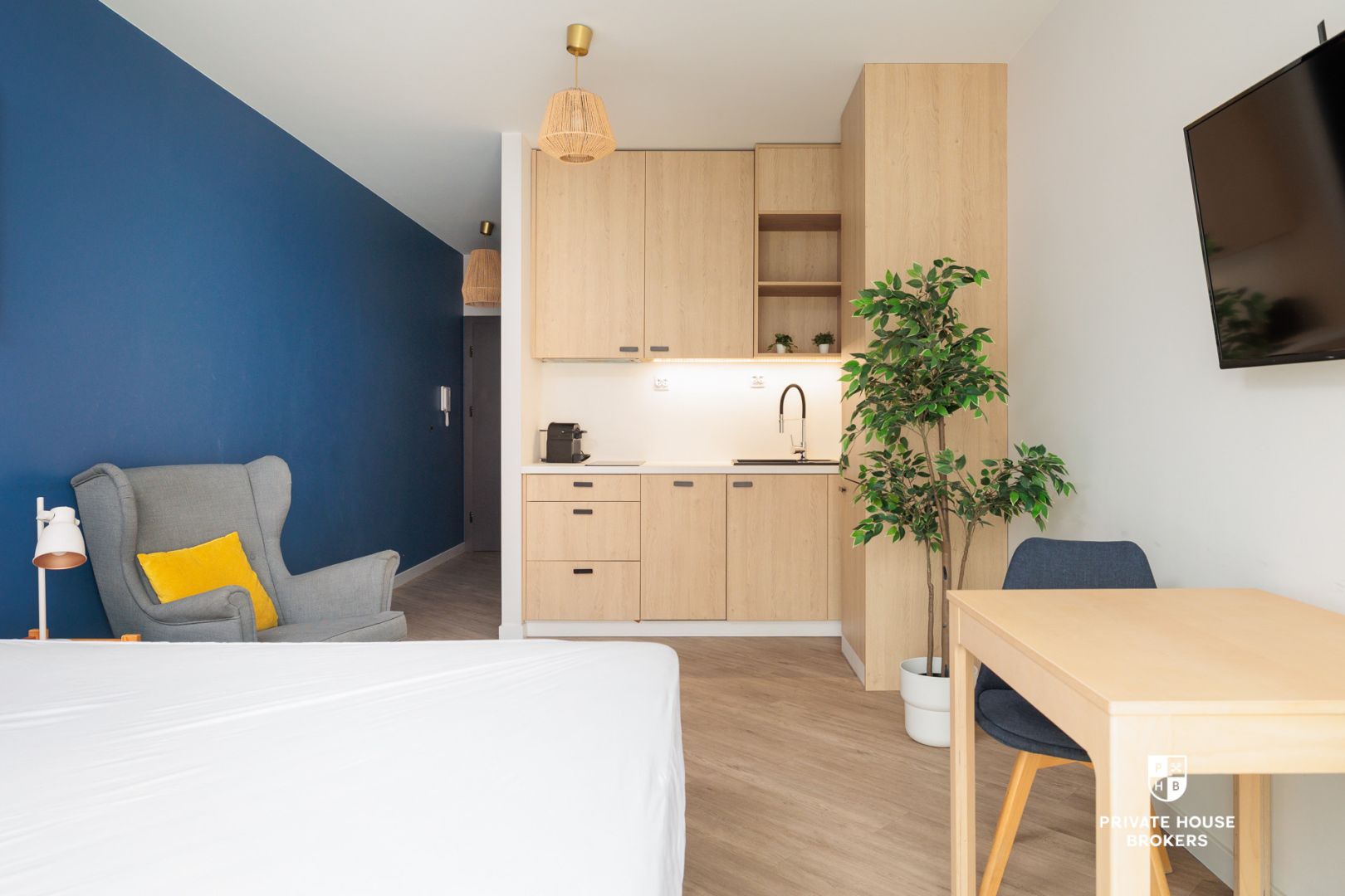 Studio apartment with a balcony and internet, close to the city center. - Apartment - Rent - Wrocław, Śródmieście