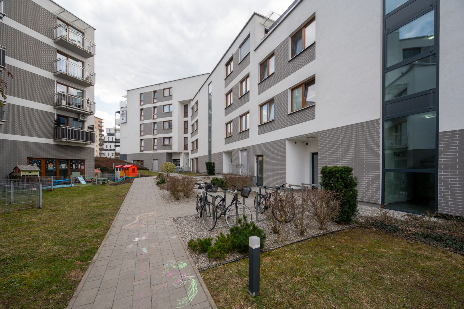 Studio apartment with a GARDEN, air conditioning, and high ceilings | Czerwone Maki | UJ - Квартира - Оренда - Kraków