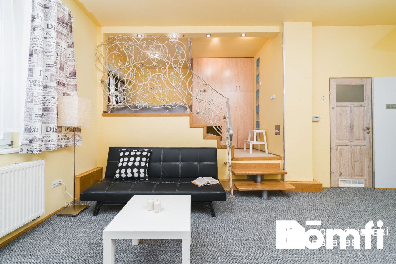 PRZESTRONNA KAWALERKA 42 m2 BLISKO CENTRUM, Z ANTRESOLĄ, OSOBNĄ KUCHNIĄ I KOMÓRKĄ LOKATORSKĄ, PRZY UL. URZĘDNICZEJ - Mieszkanie - Wynajem - Kraków, Krowodrza