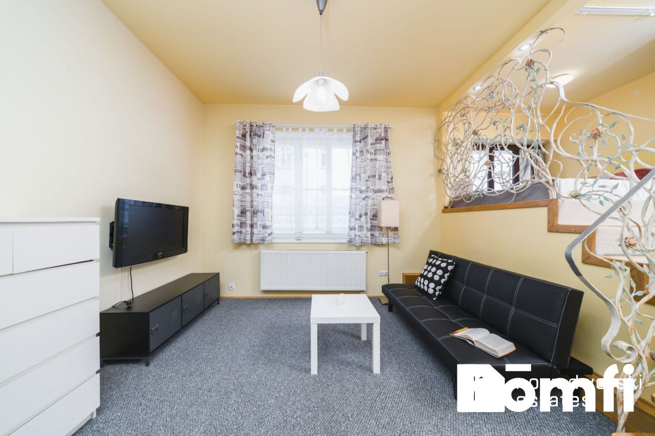 PRZESTRONNA KAWALERKA 42 m2 BLISKO CENTRUM, Z ANTRESOLĄ, OSOBNĄ KUCHNIĄ I KOMÓRKĄ LOKATORSKĄ, PRZY UL. URZĘDNICZEJ - Mieszkanie - Wynajem - Kraków, Krowodrza